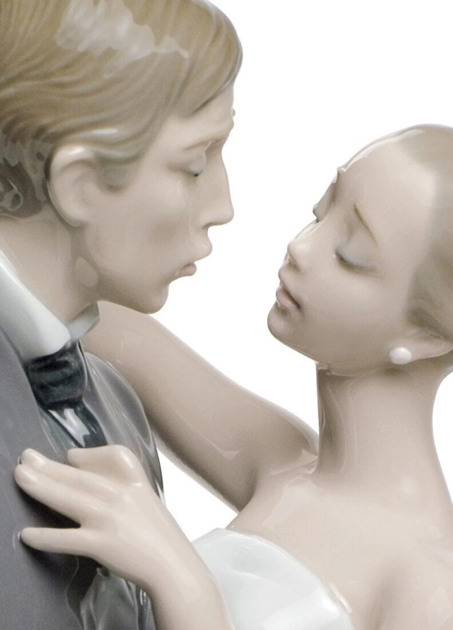 Lladró Romantic Lovers' Waltz Porcelain Couple Figurine - Handcrafted Collectible Gift