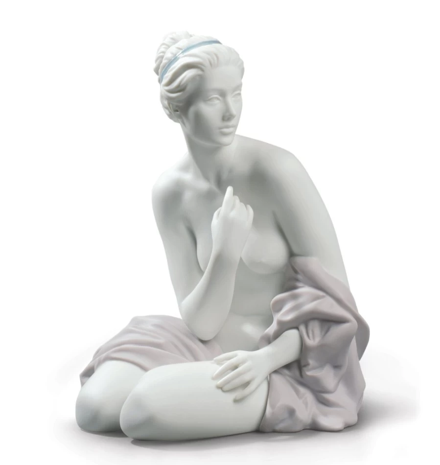 "Lladró Porcelain Sitting Bather Woman Figurine – Elegant Collectible Statue"