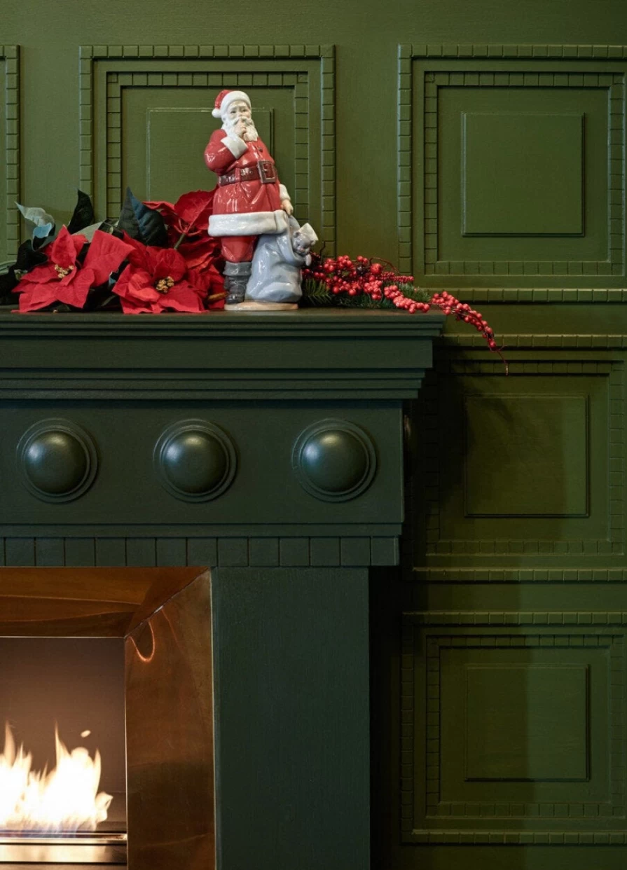 "Lladró Santa Is Here Porcelain Figurine – Christmas Decorative Collectible"