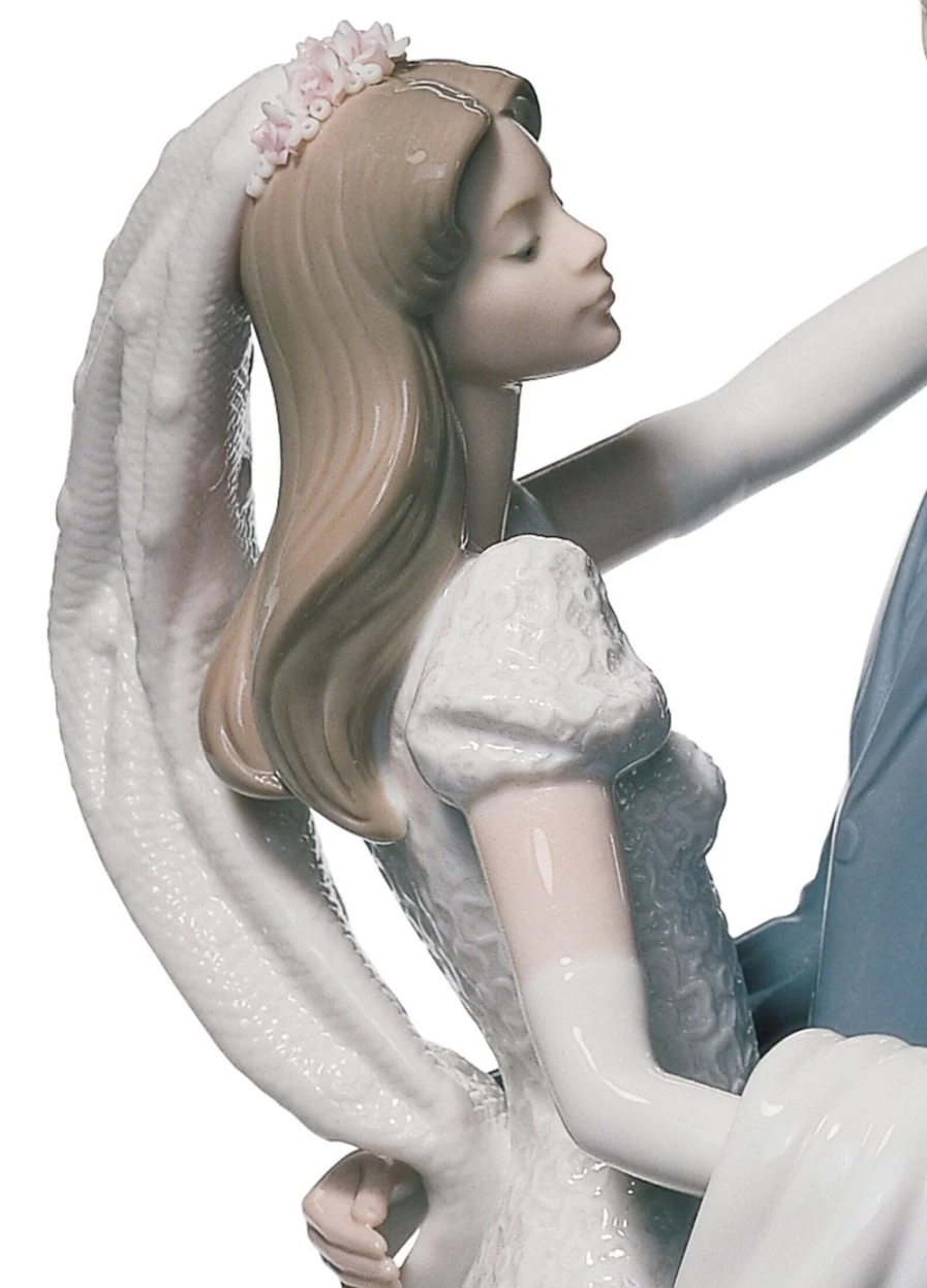 "Lladró Romantic 'I Love You Truly' Couple Figurine - Handcrafted Porcelain Love Statue"