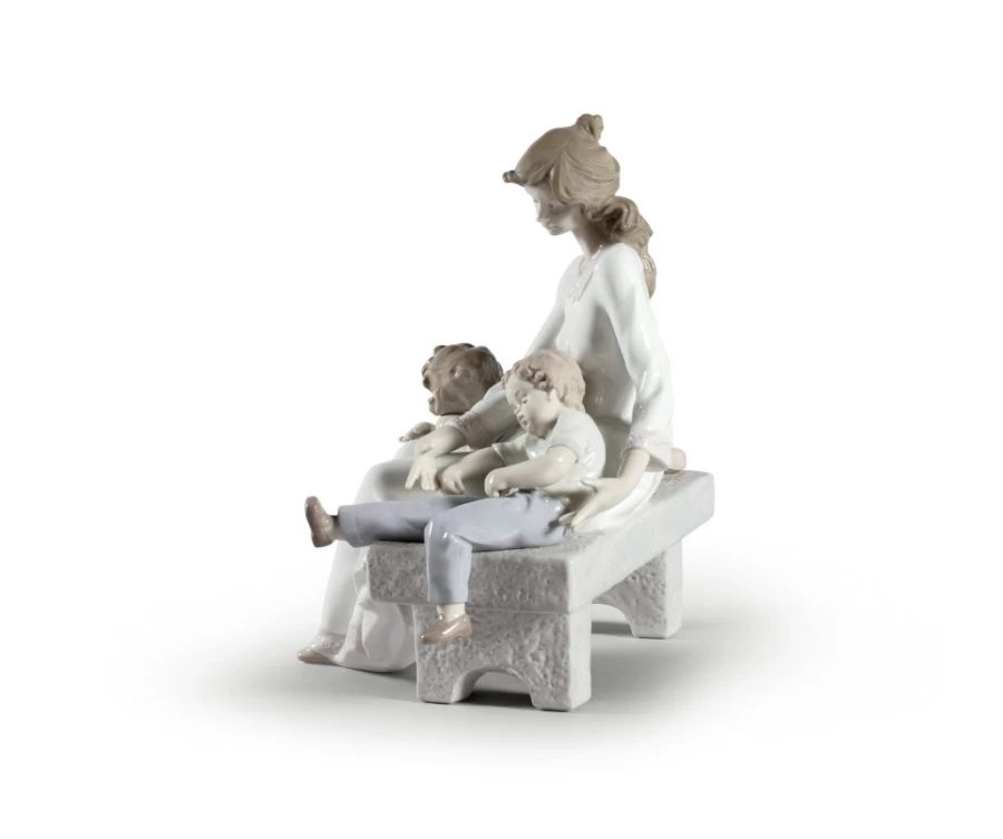 "Lladró Porcelain Afternoon Nap Mother Figurine – Handcrafted Collectible Statue"