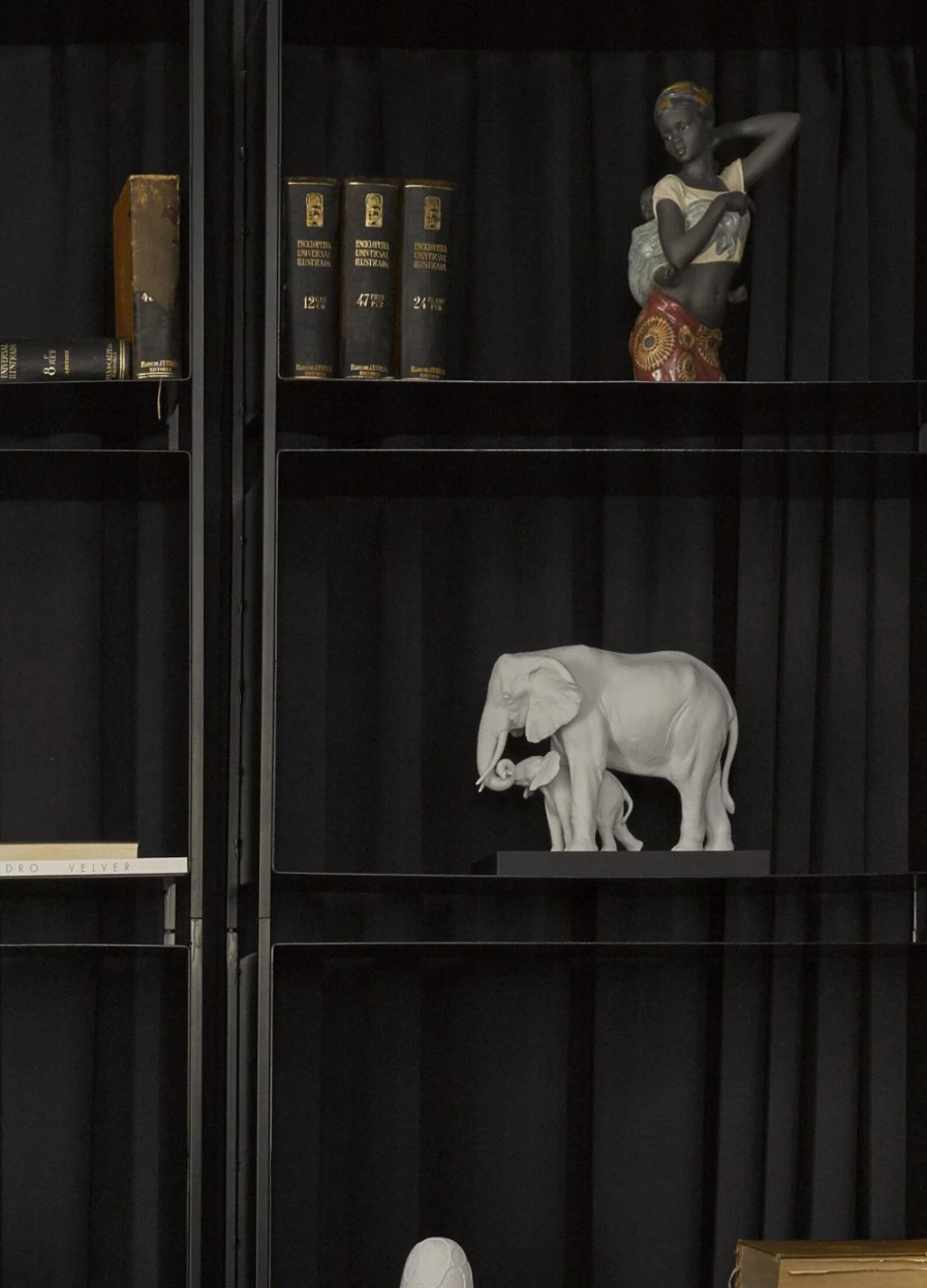 "Lladró White Elephant Sculpture – Elegant Handcrafted Collectible"