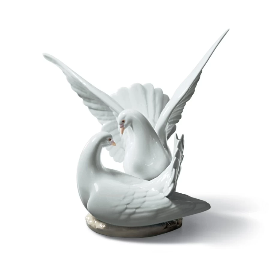 Lladró Love Nest Doves Figurine - Handcrafted Porcelain Sculpture for Romantic Decor