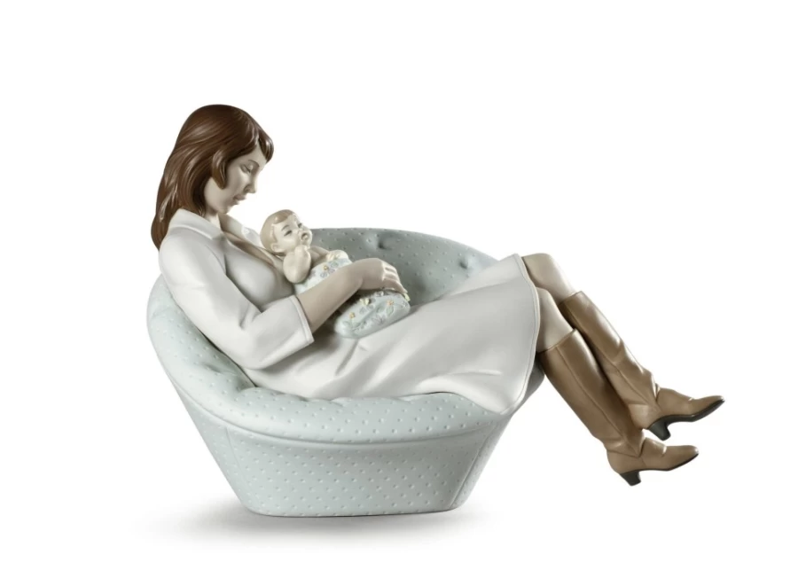 "Lladró 'Feels Like Heaven' Porcelain Mother Figurine – Elegant Collectible Home Decor"
