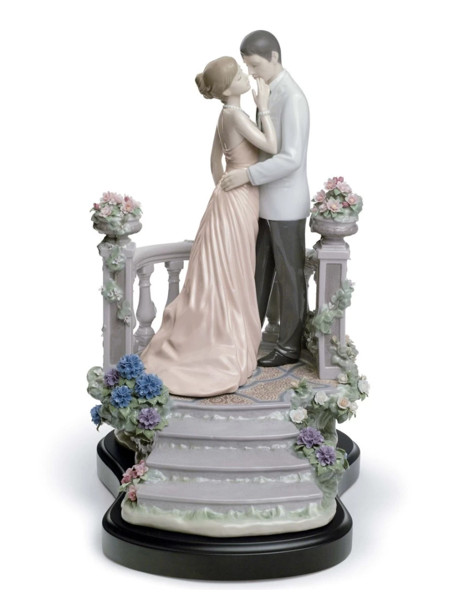 "Lladró Moonlight Love Couple Figurine - Limited Edition Romantic Porcelain Sculpture"