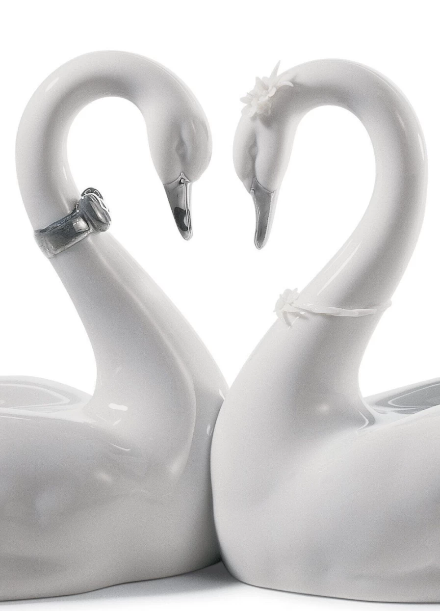 Lladró Silver Lustre Endless Love Swans Figurine - Elegant Porcelain Sculpture