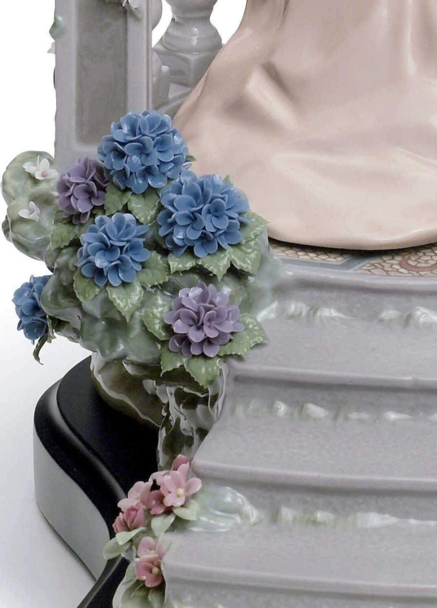 "Lladró Moonlight Love Couple Figurine - Limited Edition Romantic Porcelain Sculpture"