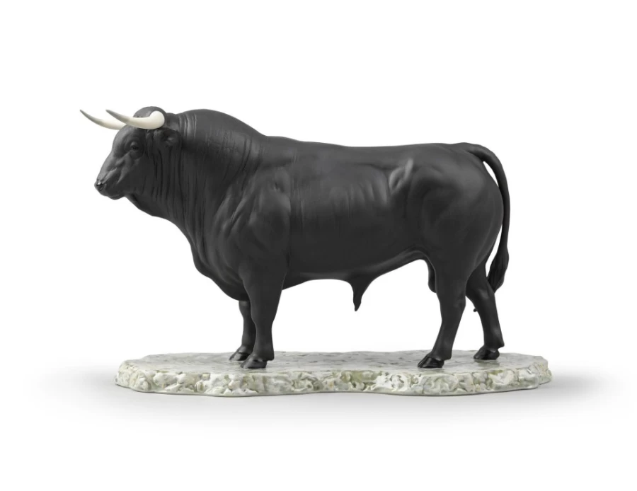 "Lladró Spanish Bull Figurine – Handcrafted Porcelain Collectible Art"