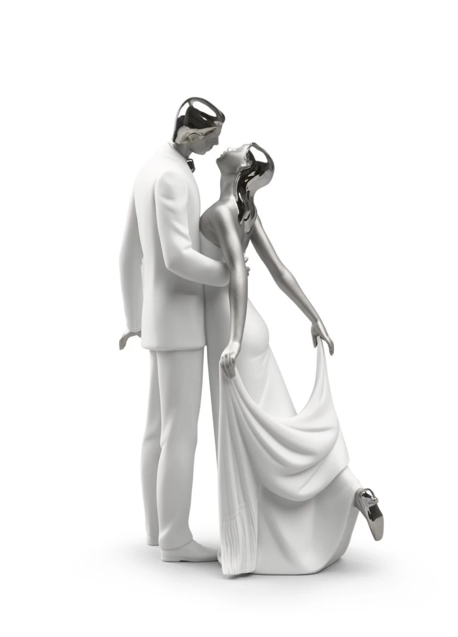 Lladró Silver Lustre Happy Anniversary Couple Figurine - Elegant Porcelain Sculpture for Couples