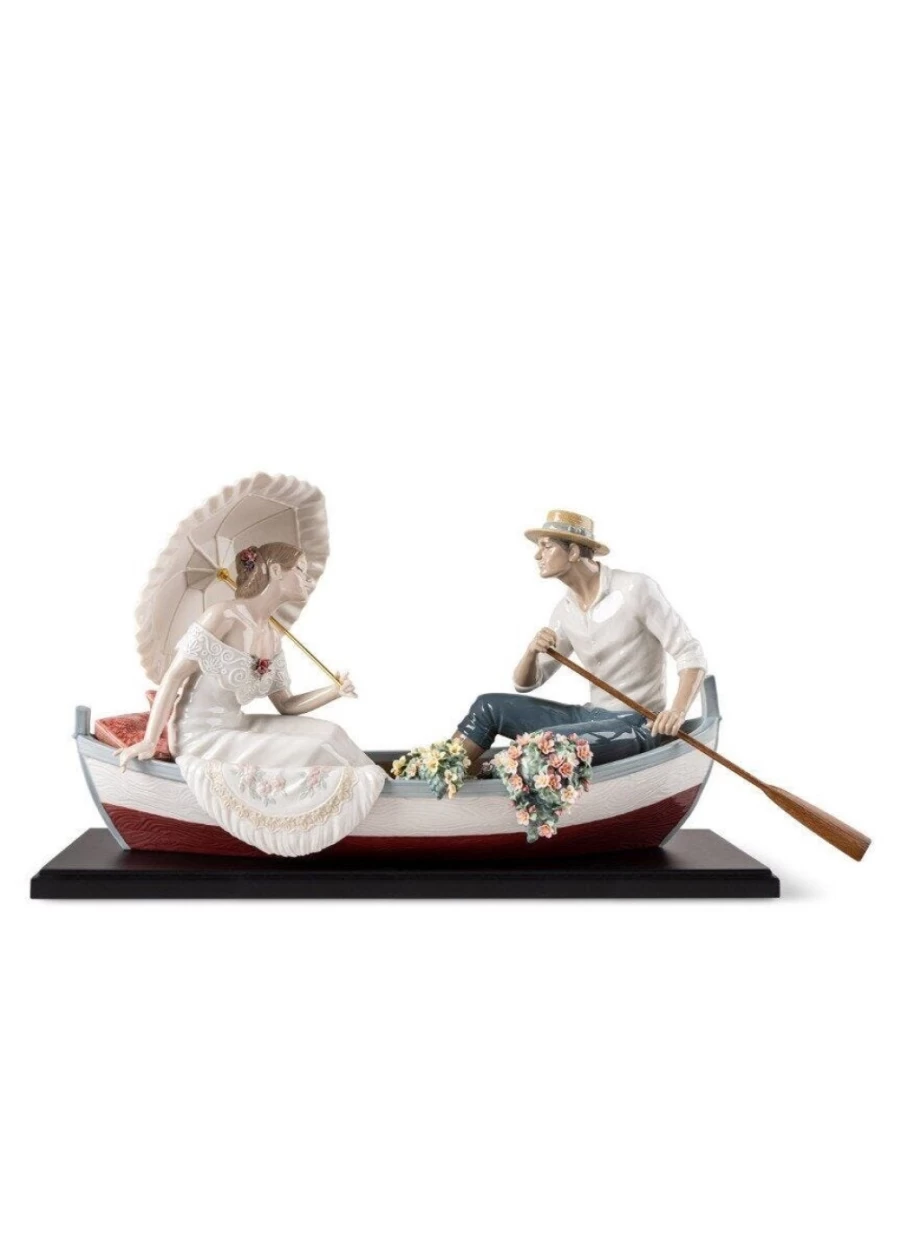 Lladró Romantic Lake Figurine - Elegant Porcelain Sculpture