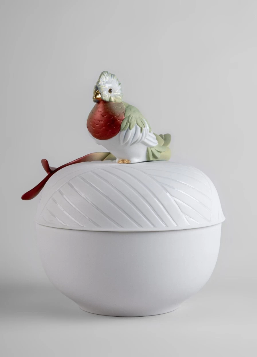 "Lladró Quetzal Box - Exquisite Handcrafted Porcelain Decorative Collectible"