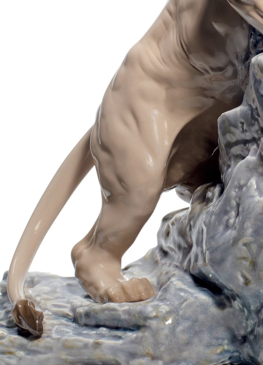 Lladró Lion Pouncing Figurine - Handcrafted Porcelain Sculpture for Home Decor