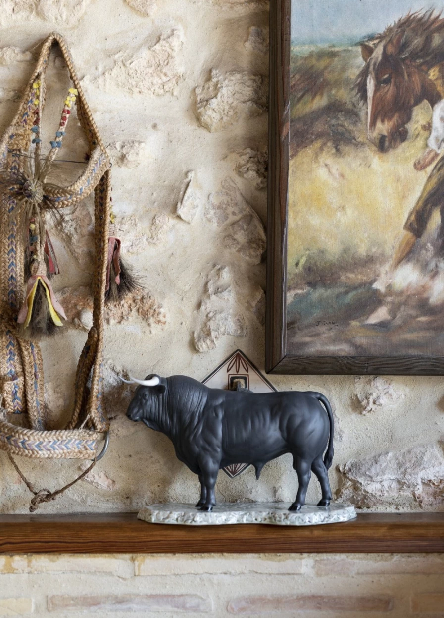 "Lladró Spanish Bull Figurine – Handcrafted Porcelain Collectible Art"