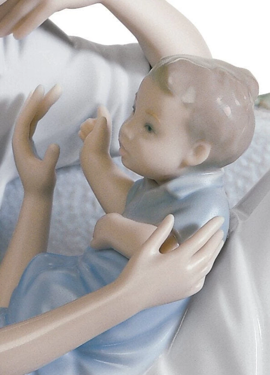 "Lladró Porcelain Couple Figurine - A Priceless Moment Collectible Statue"