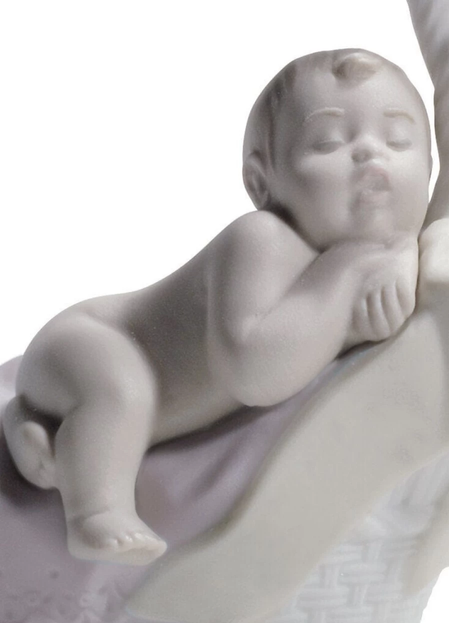 Lladró Porcelain Newborn Baby Girl Figurine - Handcrafted Collectible Statue