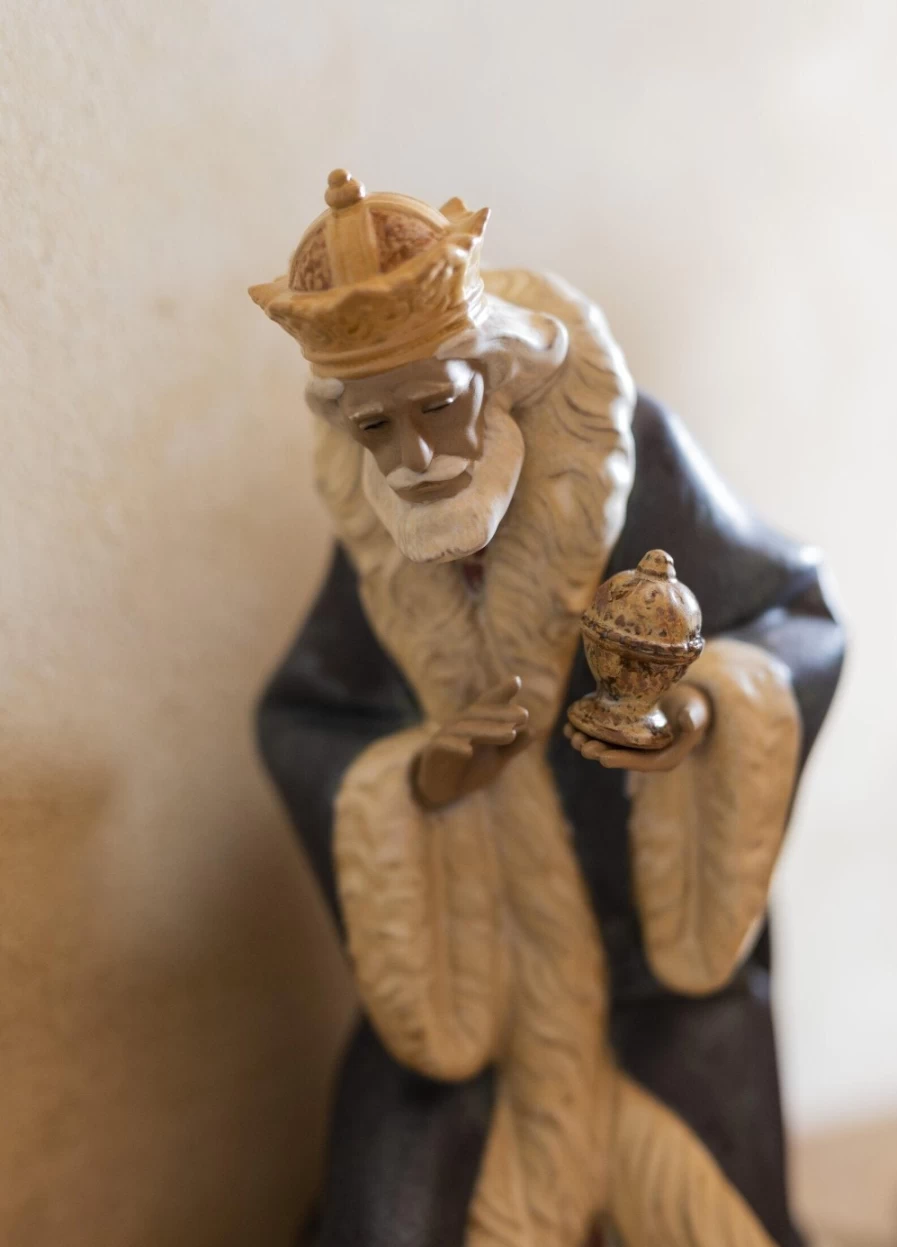 Lladró Melchior Nativity Figurine - Handcrafted Gres Porcelain Christmas Decoration