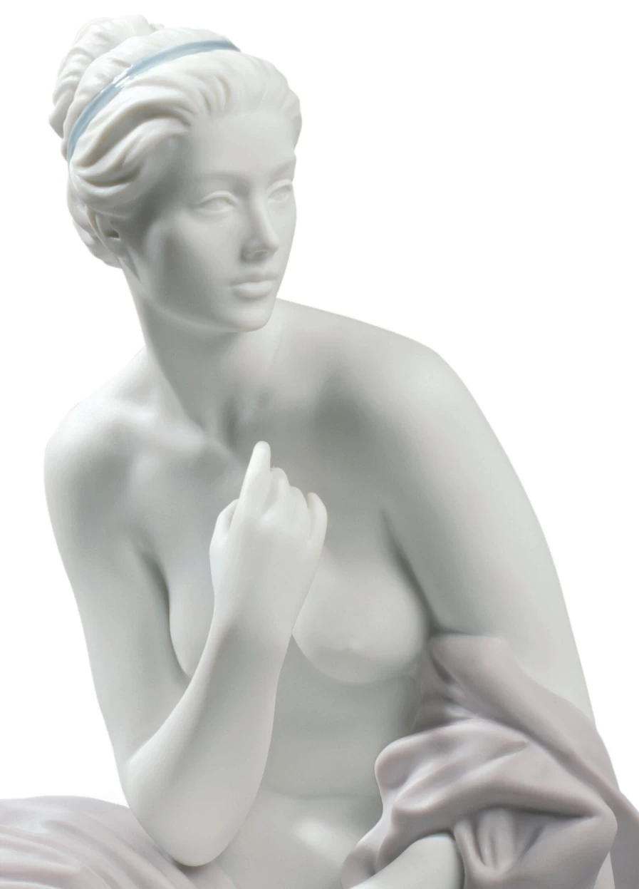 "Lladró Porcelain Sitting Bather Woman Figurine – Elegant Collectible Statue"