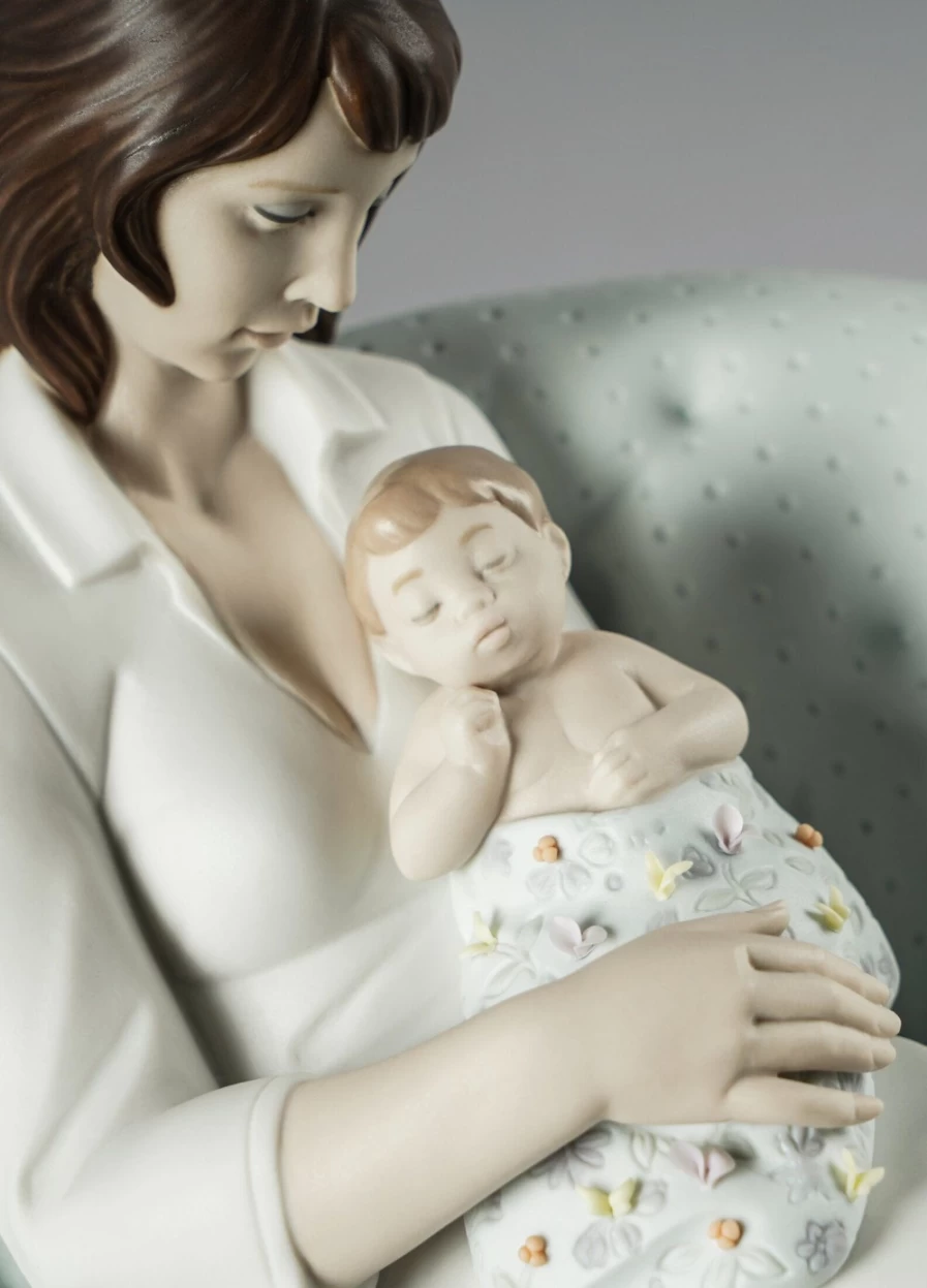 "Lladró 'Feels Like Heaven' Porcelain Mother Figurine – Elegant Collectible Home Decor"