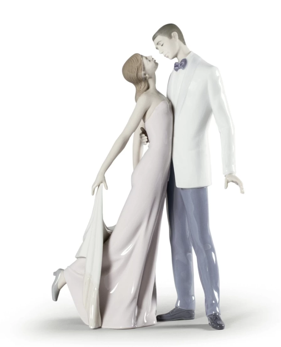 Lladró Romantic Anniversary Couple Figurine - Elegant Porcelain Sculpture for Celebrations