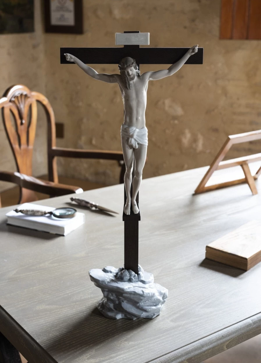 Lladró Our Savior Crucifix Figurine - Handcrafted Porcelain Tabletop Decor
