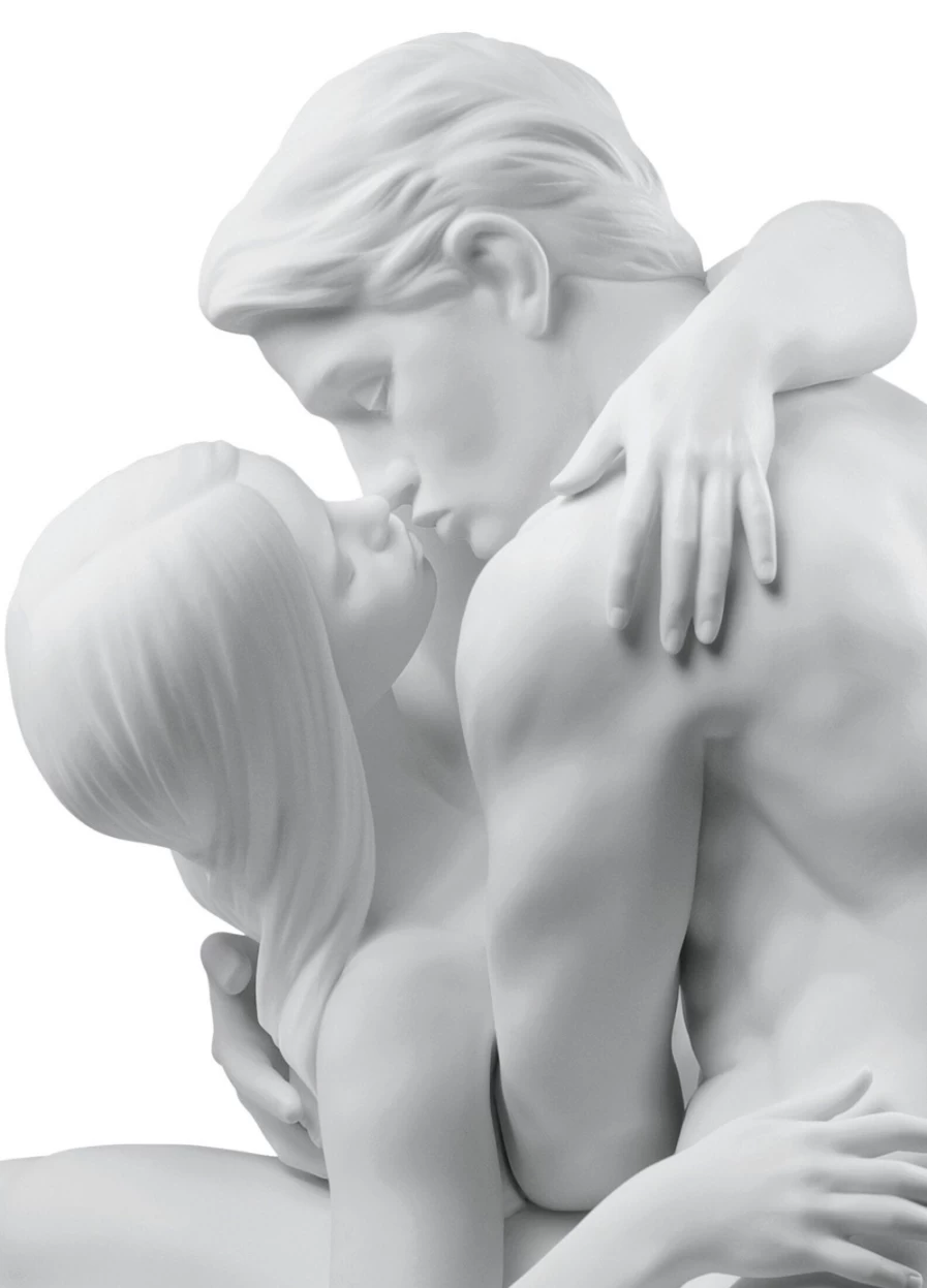 "Lladró Passionate Kiss Romantic Couple Sculpture – Elegant Porcelain Art Figurine"