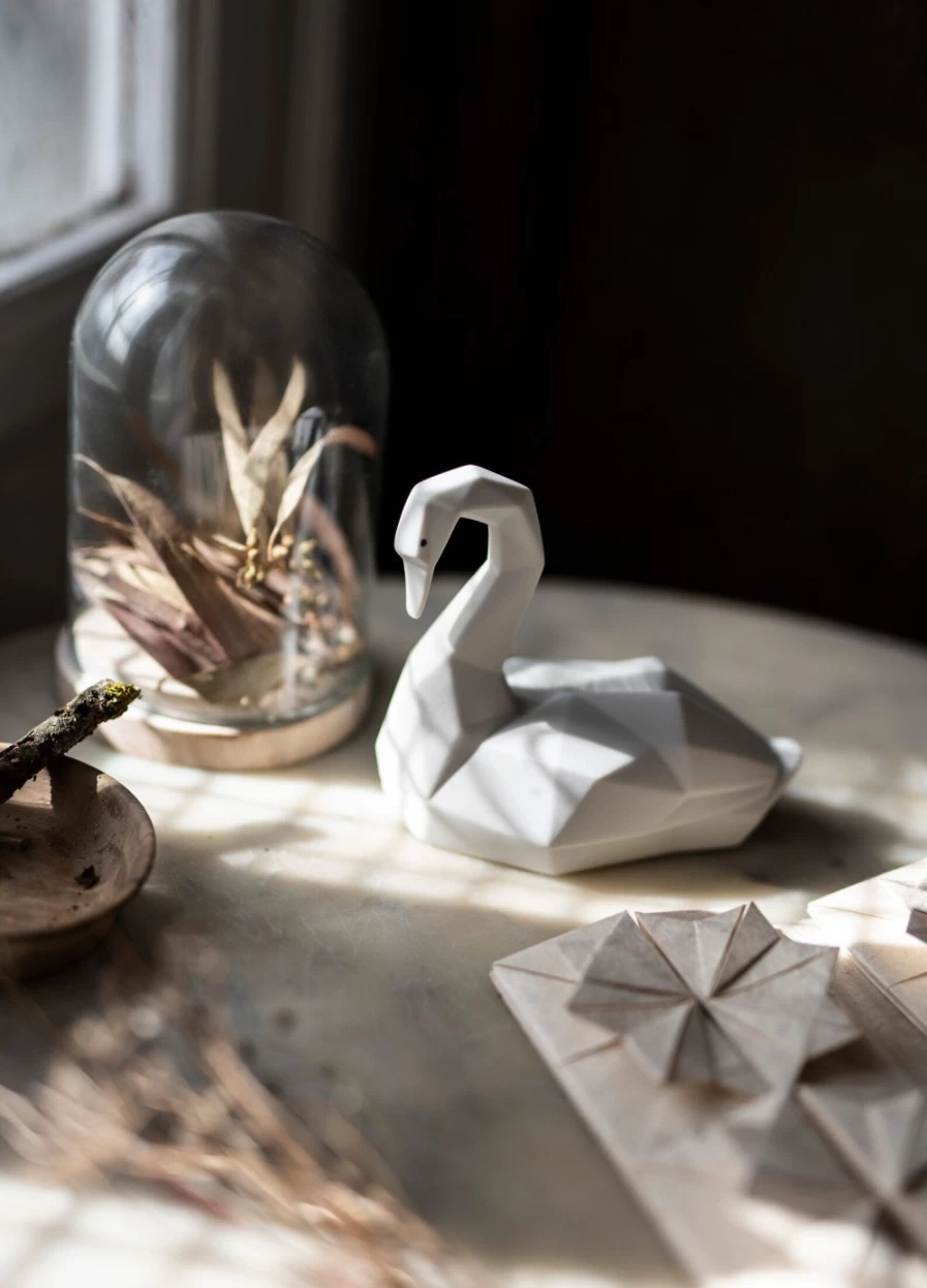 Lladró Matte White Swan Figurine - Elegant Porcelain Collectible Statue