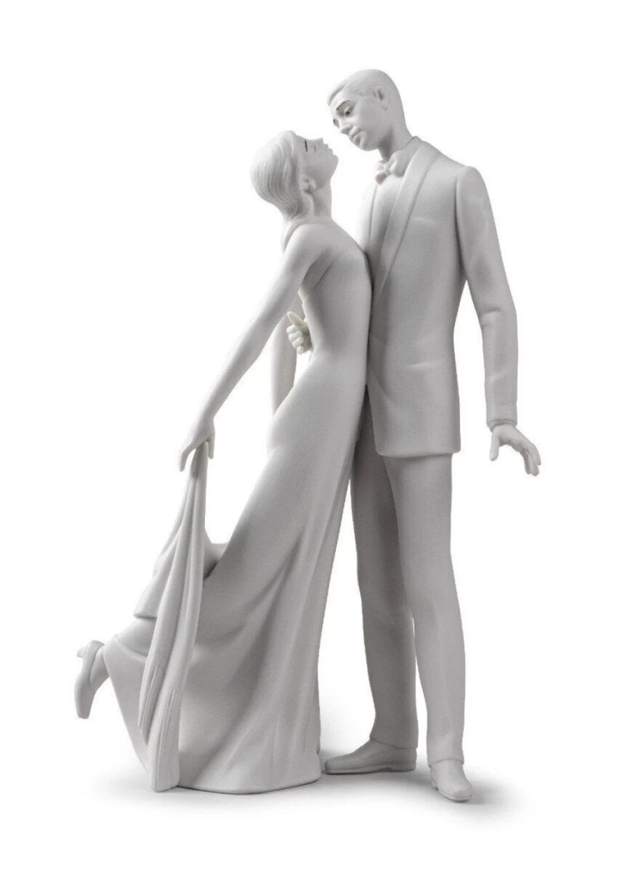 "Lladró Matte White Anniversary Figurine - Elegant Collectible Porcelain Sculpture"