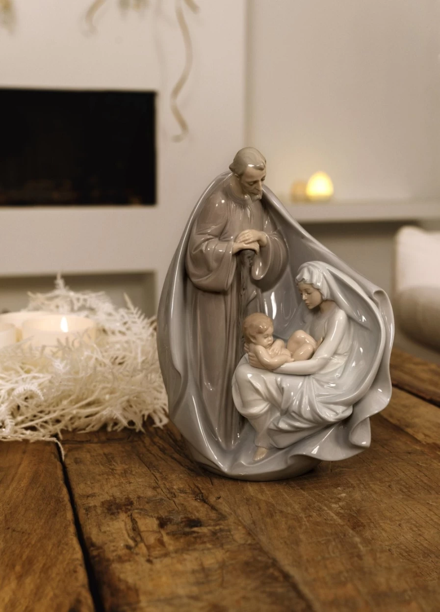 "Lladró Nativity Figurine - Exquisite Birth of Jesus Collectible"