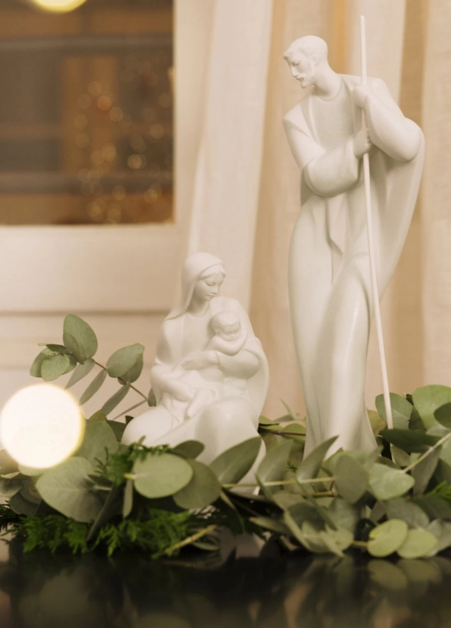Lladró Virgin Mary with Children Porcelain Figurine - Handcrafted Collectible Statue