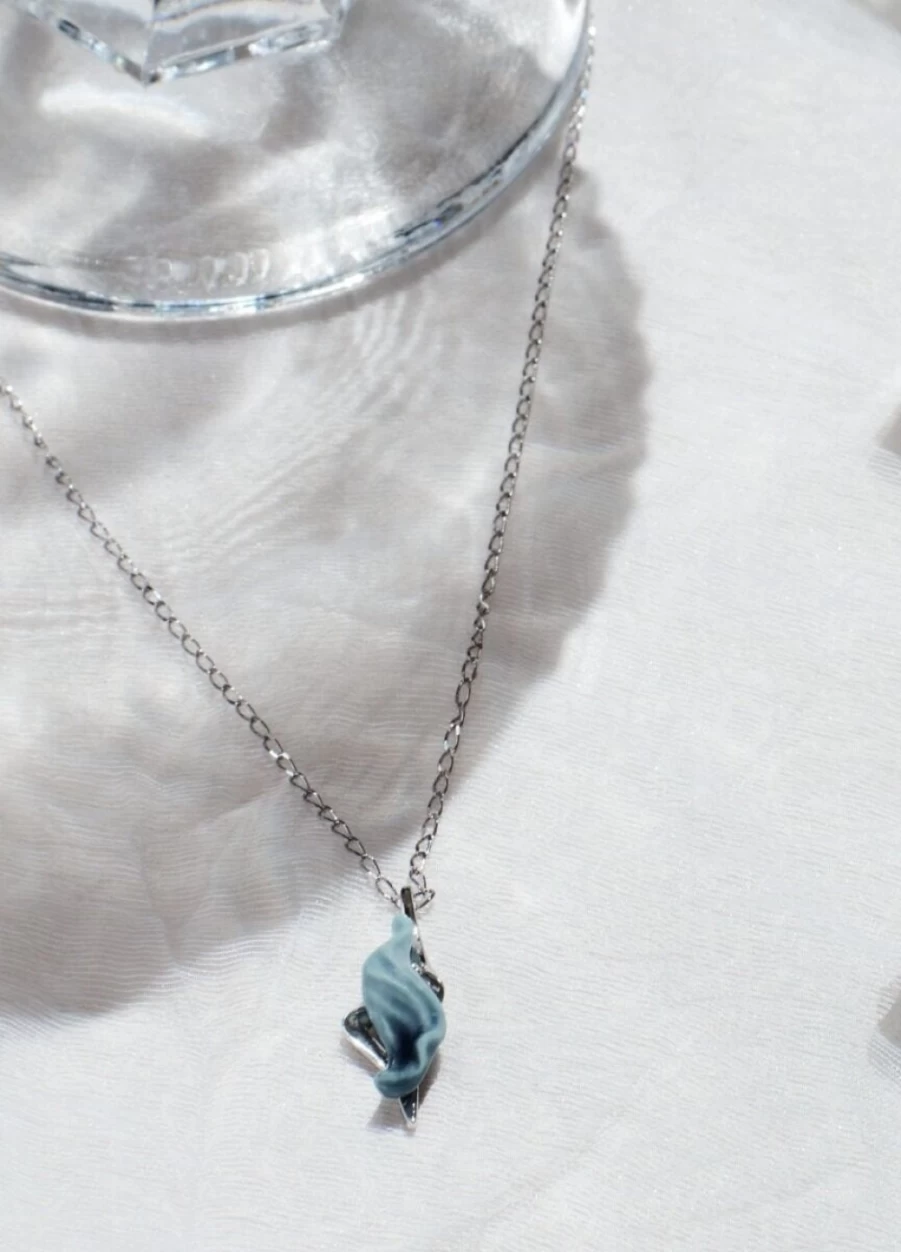 Lladró Exquisite Handcrafted Aquarium Pendant - Elegant Glass Fish Tank Charm for Jewelry & Decor