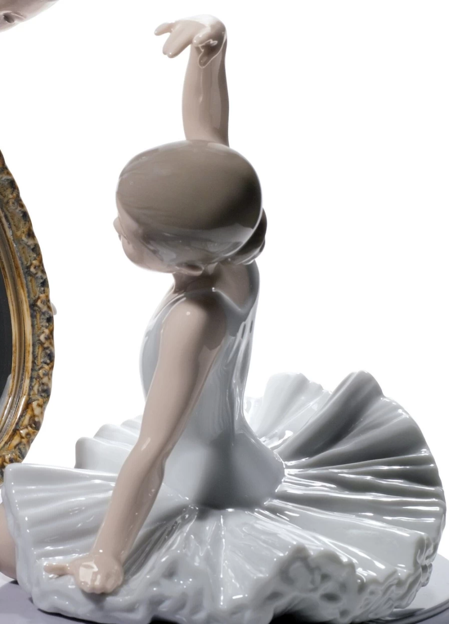 "Lladró My Perfect Pose Ballet Dancer Porcelain Figurine – Elegant Collectible Statue"