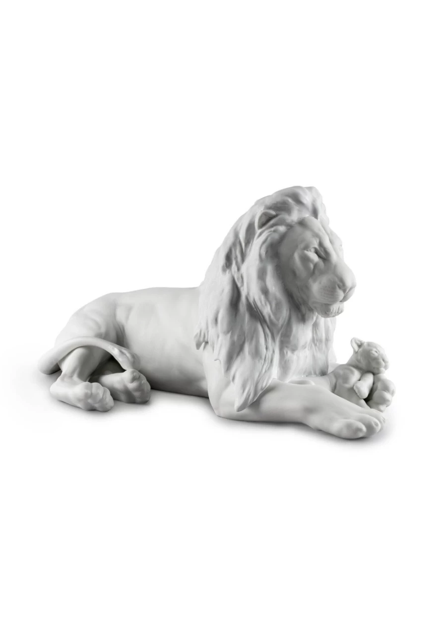 Lladró Lion With Cub Porcelain Figurine - Handcrafted Sculpture for Collectors