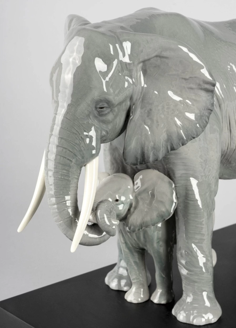 Lladró Elegant Elephant Sculpture – Handcrafted Porcelain Art Collectible