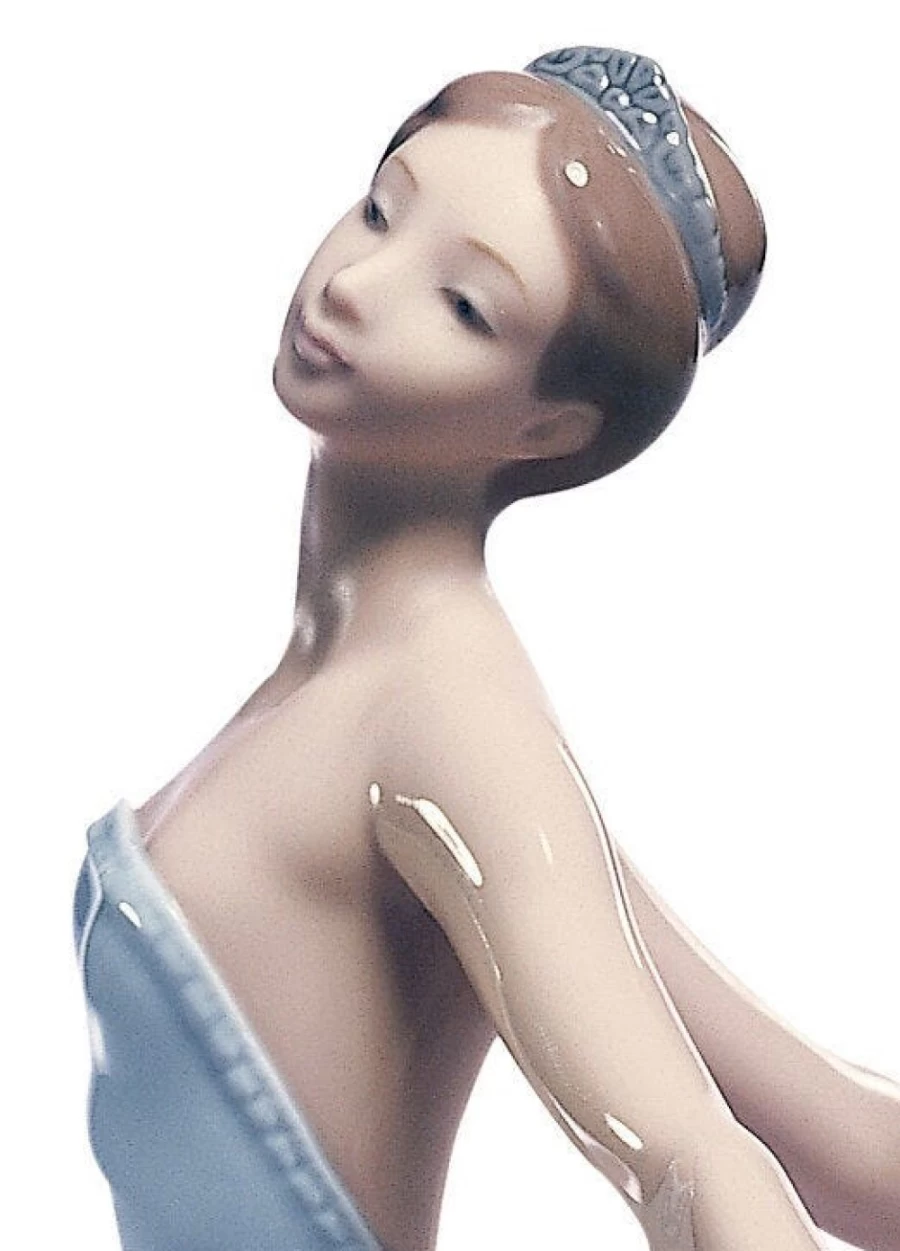 Lladró Dancer Woman Porcelain Figurine - Elegant Handcrafted Ballet Statue