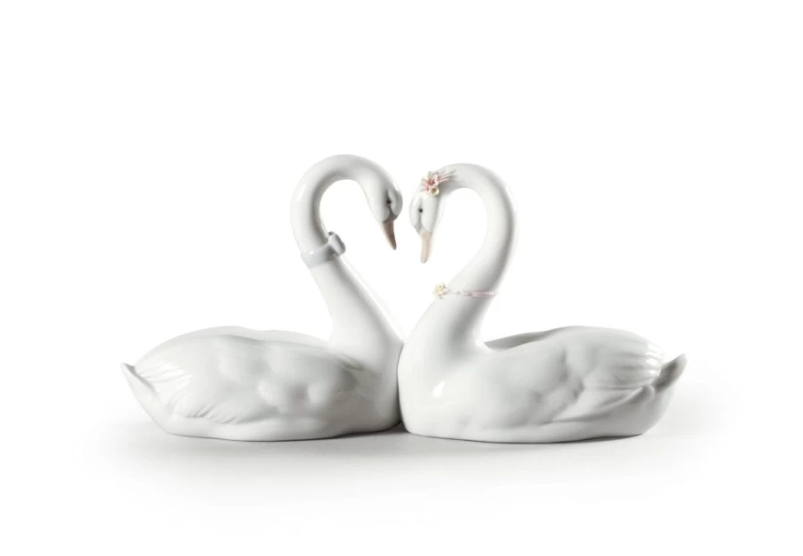Lladró Endless Love Swans Figurine - Elegant Porcelain Sculpture for Romantic Decor