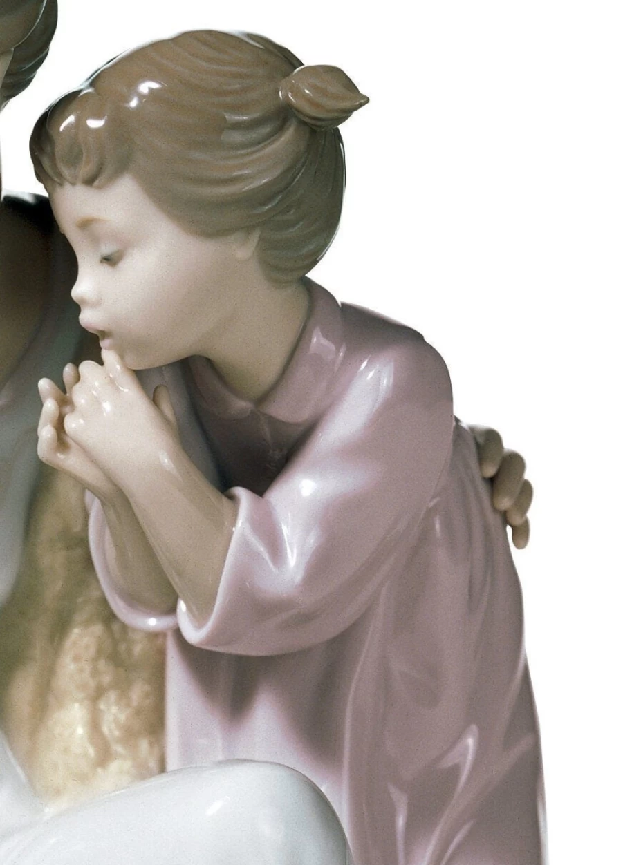 Lladró Welcome To The Family Porcelain Figurine – Elegant Collectible Sculpture