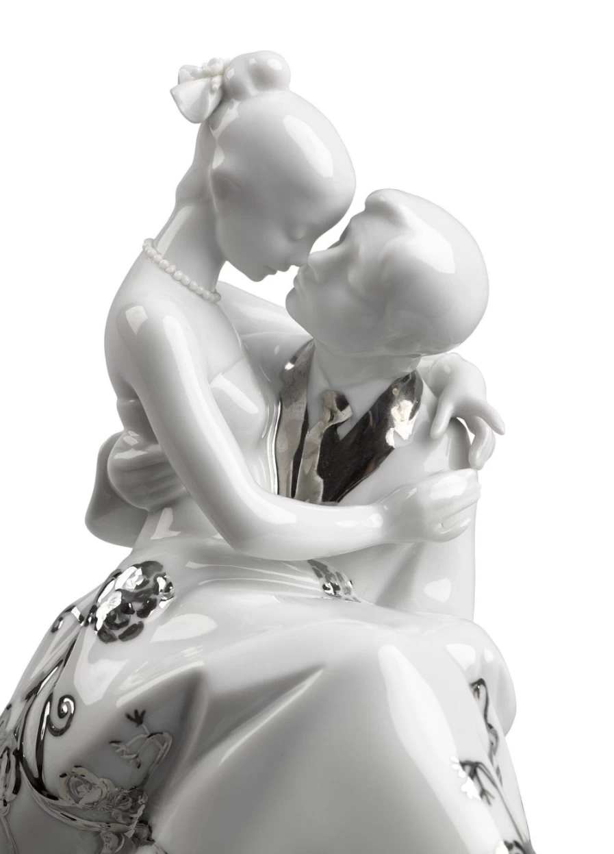 Lladró Silver Luster "The Happiest Day" Couple Figurine - Elegant Porcelain Sculpture
