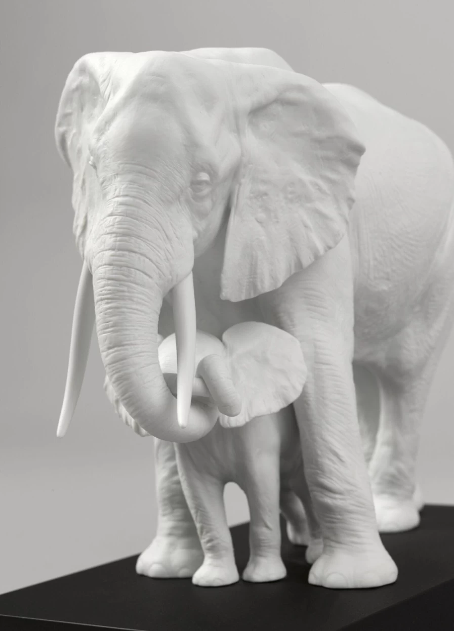 "Lladró White Elephant Sculpture – Elegant Handcrafted Collectible"