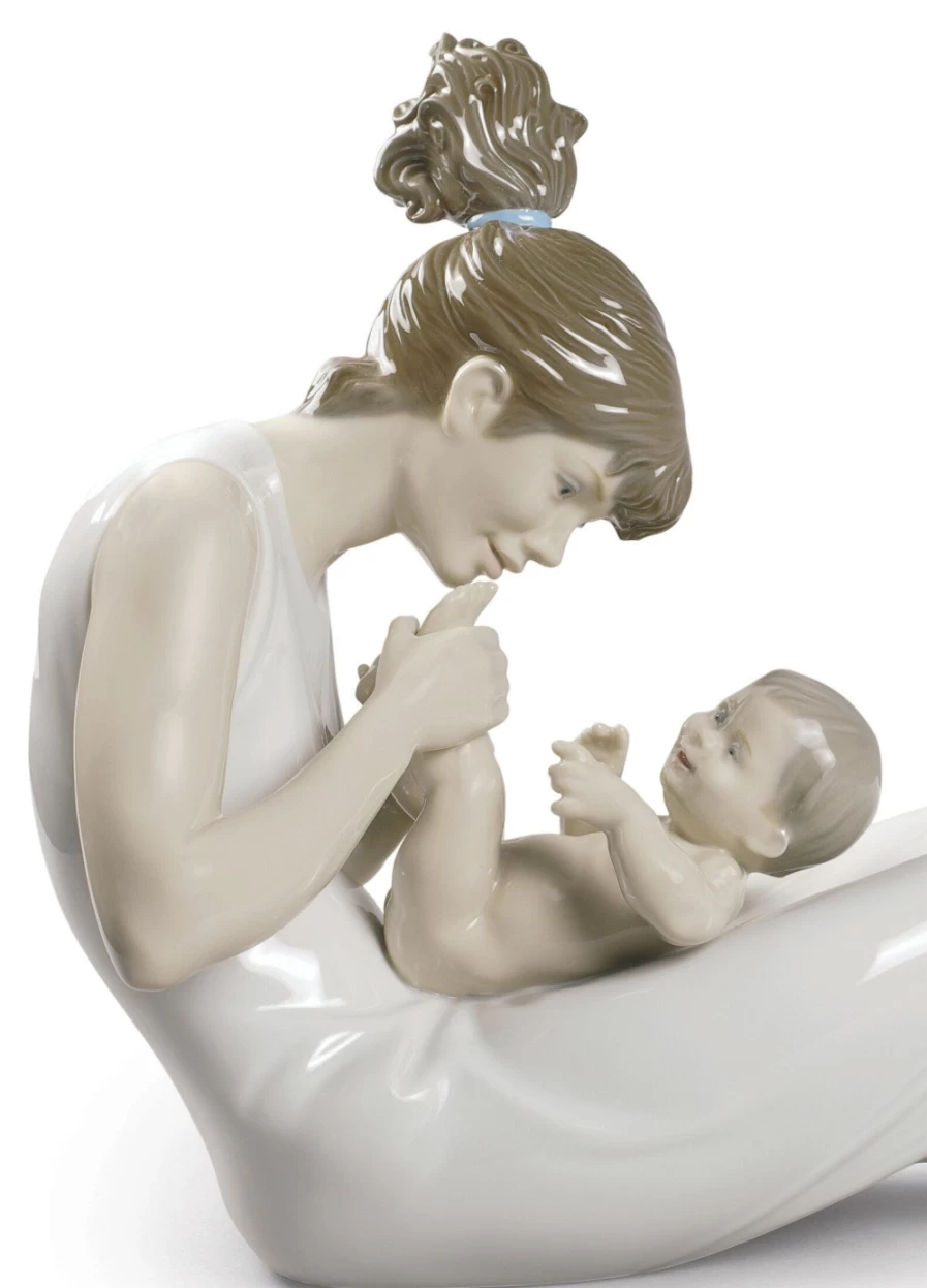 "Lladró Giggles With Mom Porcelain Figurine – Elegant Mother-Child Statue"