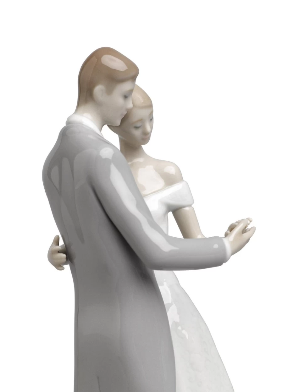"Lladró Together Forever Romantic Couple Figurine - Elegant Porcelain Sculpture for Couples"