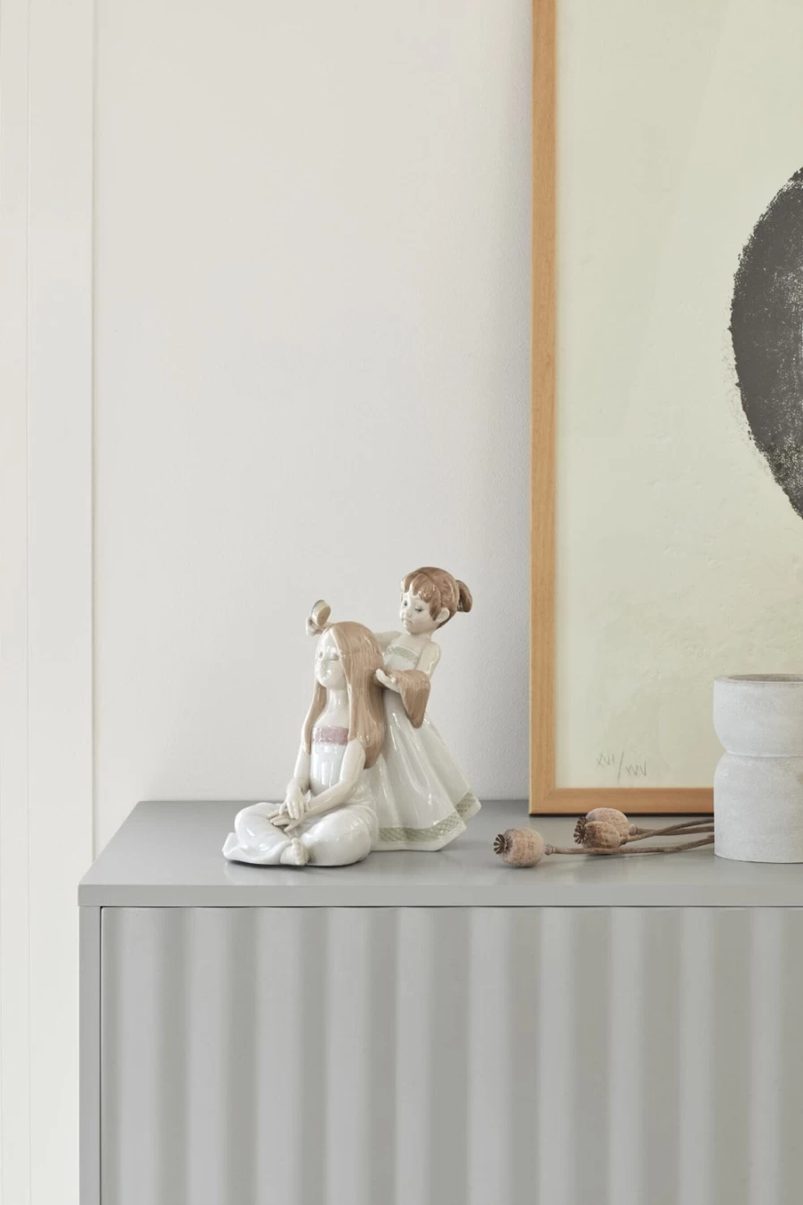"Lladró Porcelain Hair Comb Sculpture – Elegant Decorative Art Piece"
