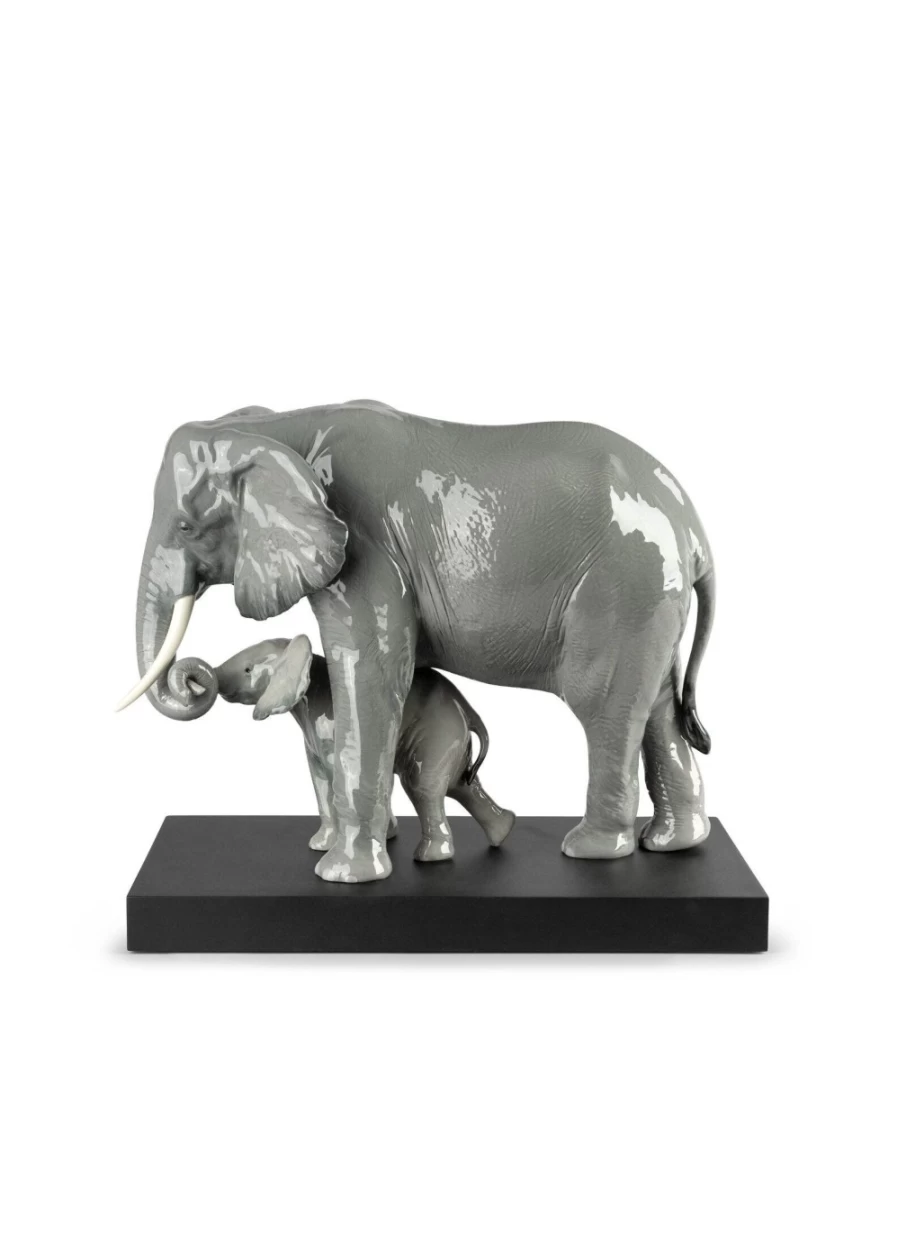 Lladró Elegant Elephant Sculpture – Handcrafted Porcelain Art Collectible