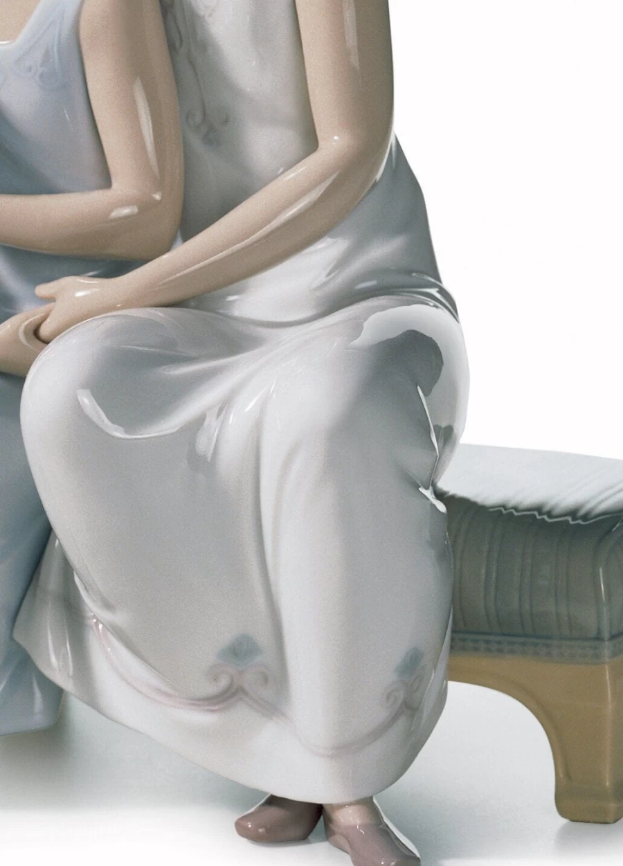 "Lladró My Sister My Friend Porcelain Figurine – Elegant Collectible Gift"
