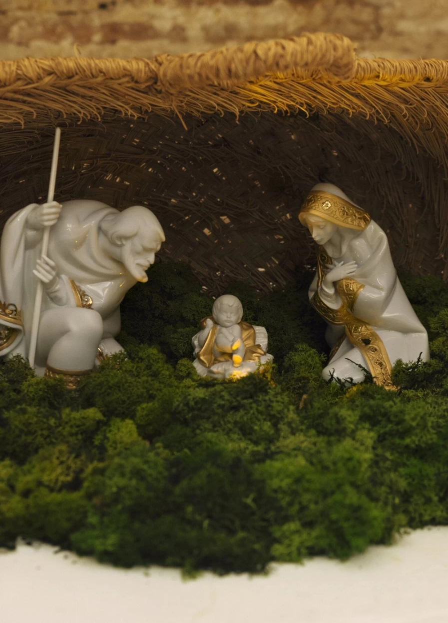 Lladró Golden Lustre Mary Nativity Figurine - Handcrafted Porcelain Collectible