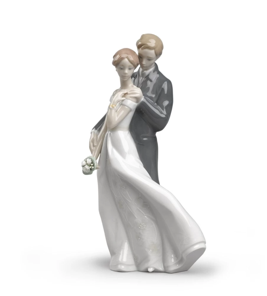 "Lladró Everlasting Love Romantic Couple Figurine - Elegant Porcelain Sculpture"