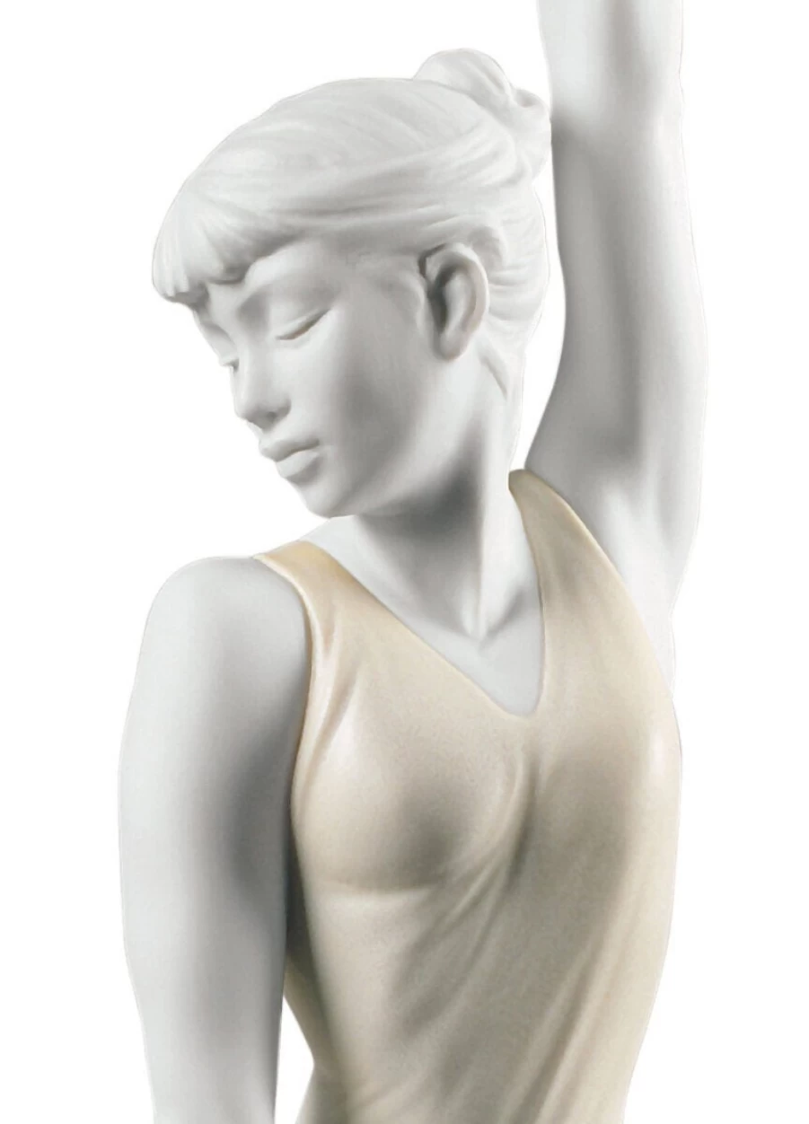 "Lladró Contemporary Dancer Woman Figurine - Elegant Porcelain Sculpture"