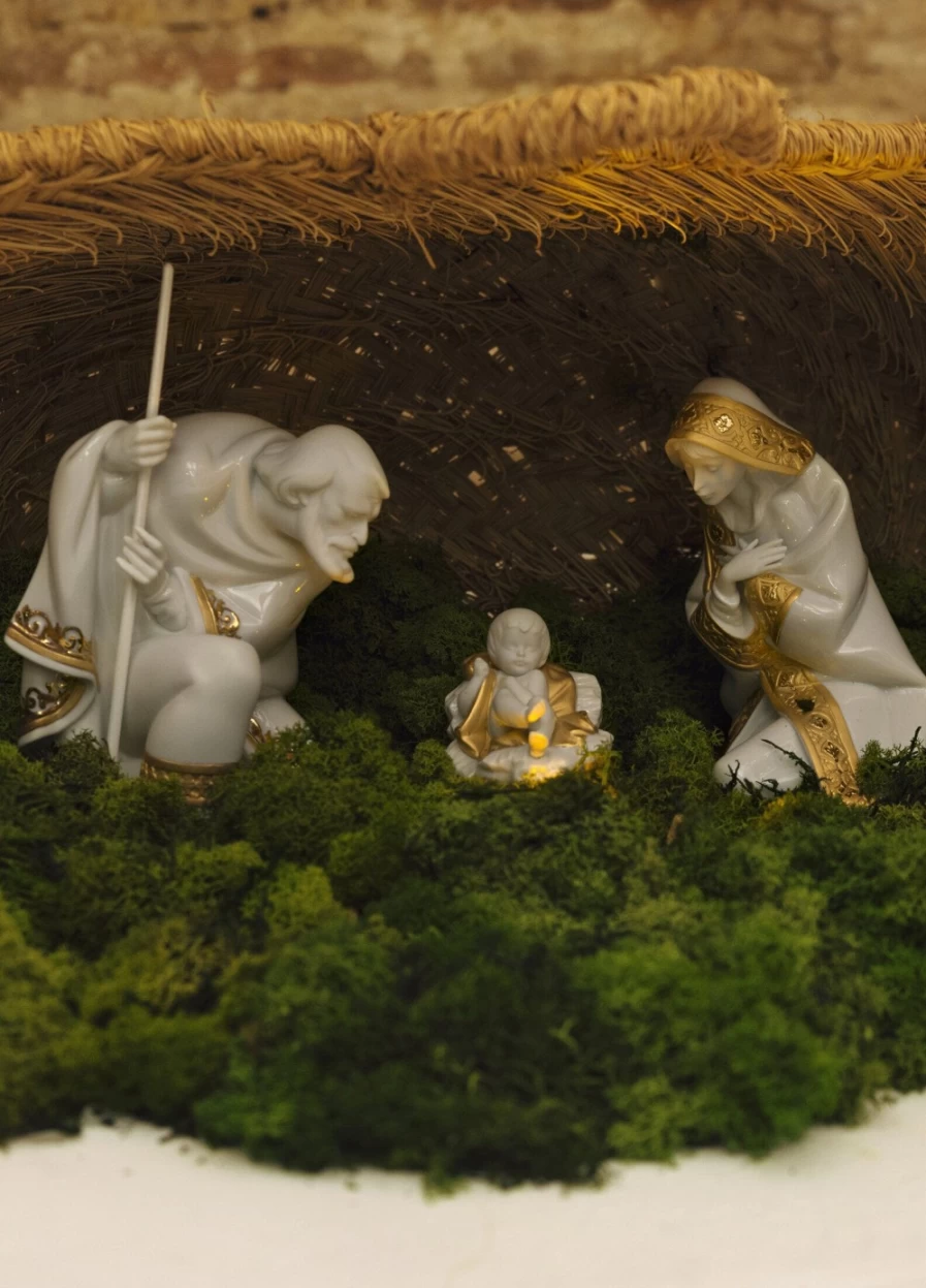 Lladró Golden Baby Jesus Nativity Figurine - Handcrafted Porcelain Collectible