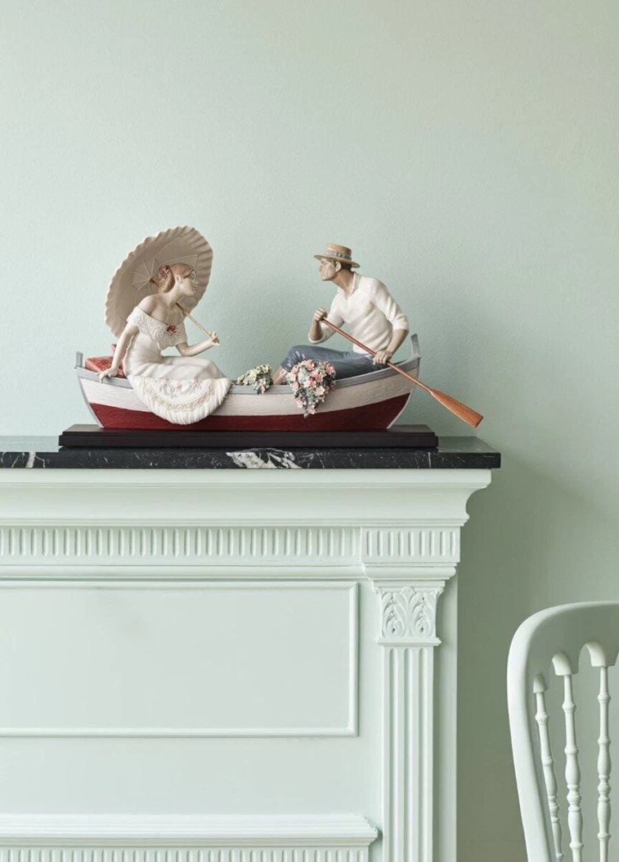 Lladró Romantic Lake Figurine - Elegant Porcelain Sculpture
