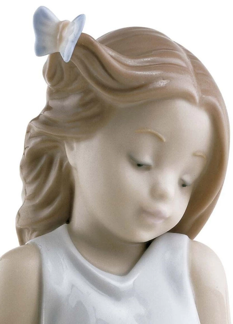 Lladró Porcelain Friend Of The Butterflies Girl Figurine – Elegant Collectible Statue