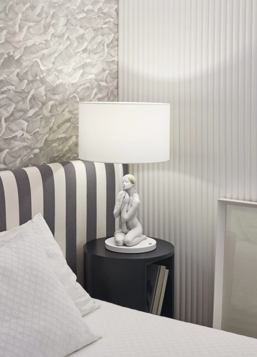 Lladró Inner Peace Table Lamp – Serene Ceramic Night Light for Home Decor (USA)
